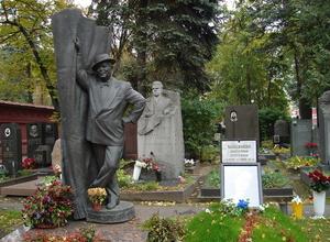 مقابر المشاهير في مقبرة نوفوديفيتشي وشاهد القبر فوق قبر خروتشوف